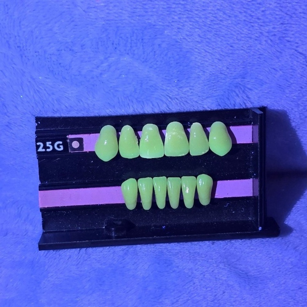 Vintage 25G Porcelain Dental Teeth Set UV Fluorescent 365nm Denture Oddity